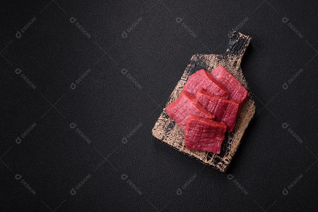 Carnes vermelhas crua sobre mesa de pedra