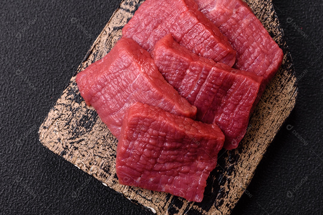 Carnes vermelhas crua sobre mesa de pedra