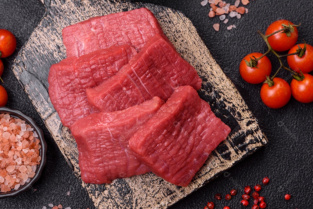 Carnes vermelhas crua sobre mesa de pedra