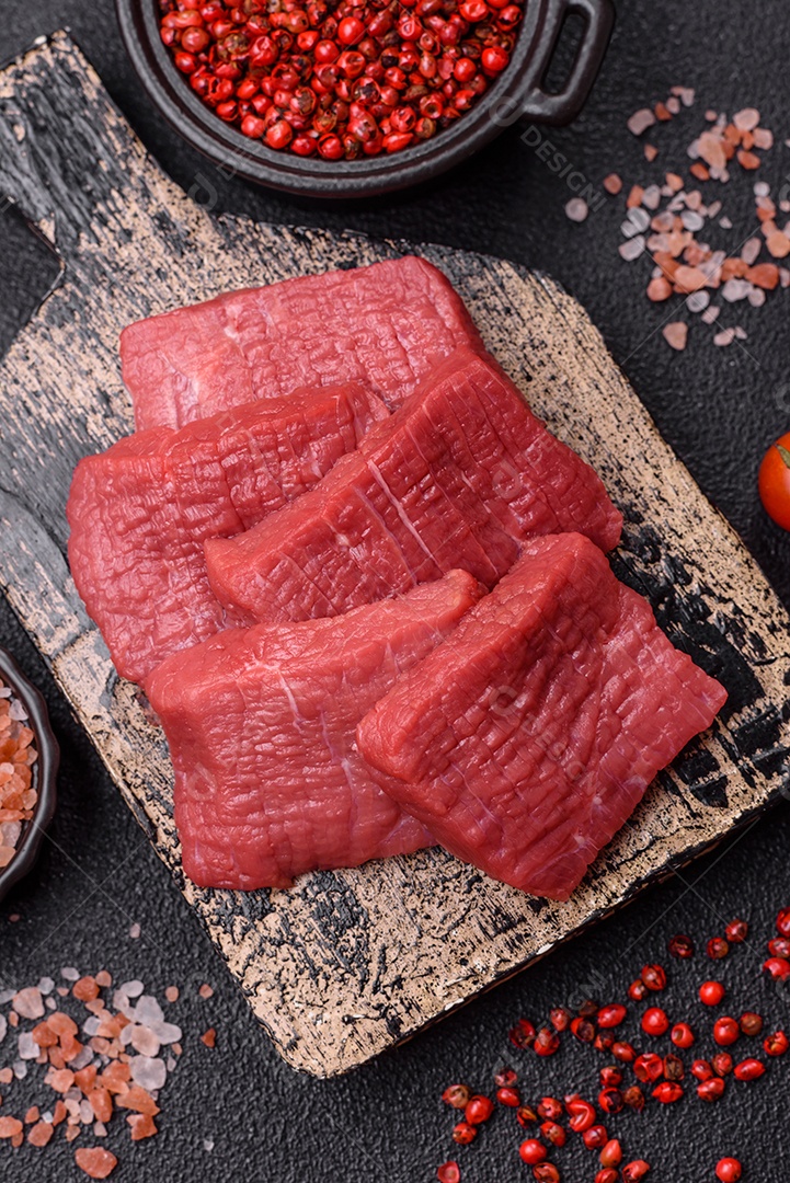 Carnes vermelhas crua sobre mesa de pedra