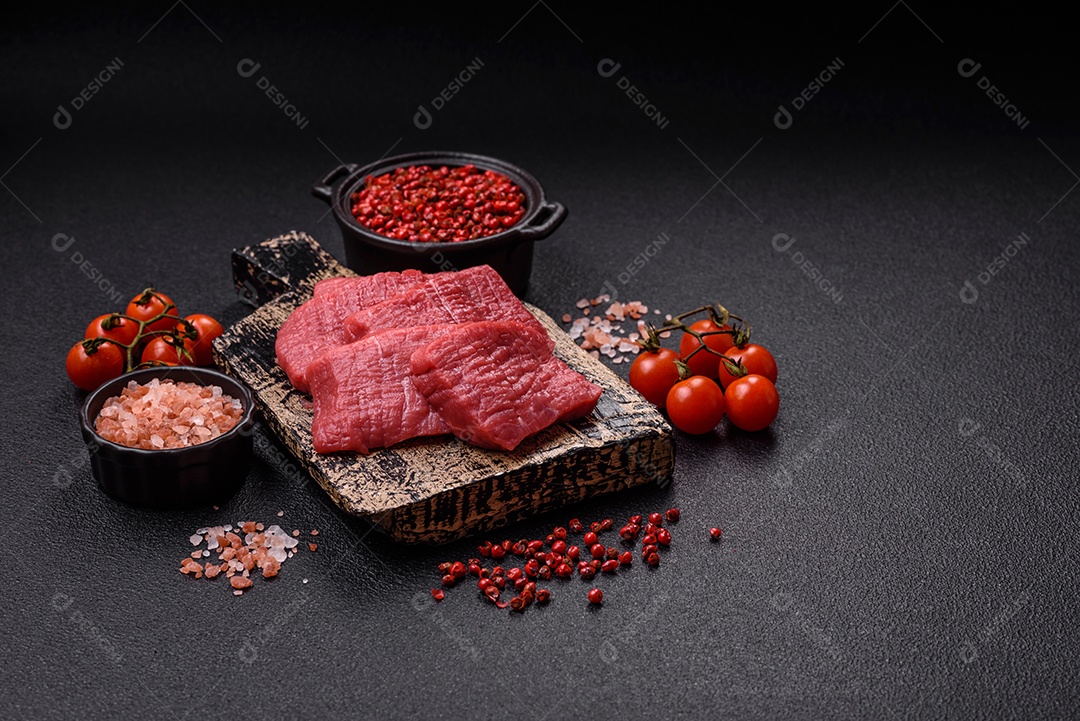 Carnes vermelhas crua sobre mesa de pedra