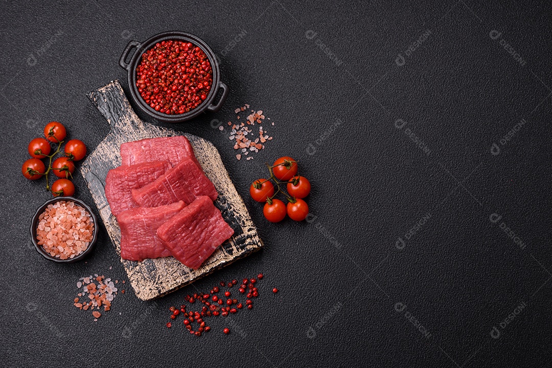 Carnes vermelhas crua sobre mesa de pedra