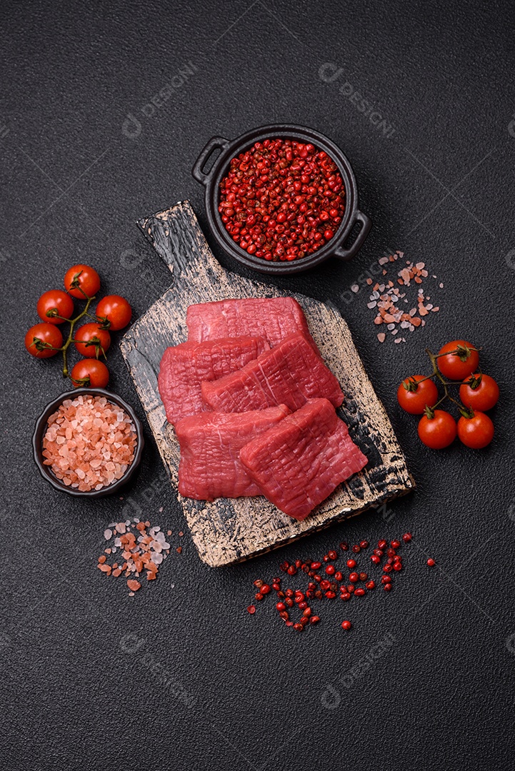 Carnes vermelhas crua sobre mesa de pedra