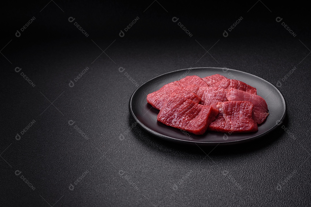 Carnes vermelhas crua sobre mesa de pedra