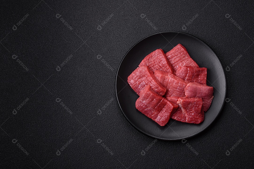 Carnes vermelhas crua sobre mesa de pedra Carnes vermelhas crua sobre mesa de pedra