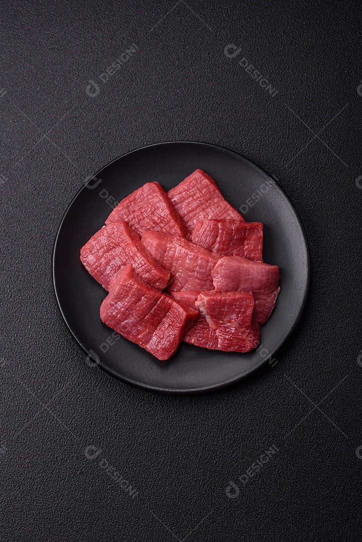 Carnes vermelhas crua sobre mesa de pedra