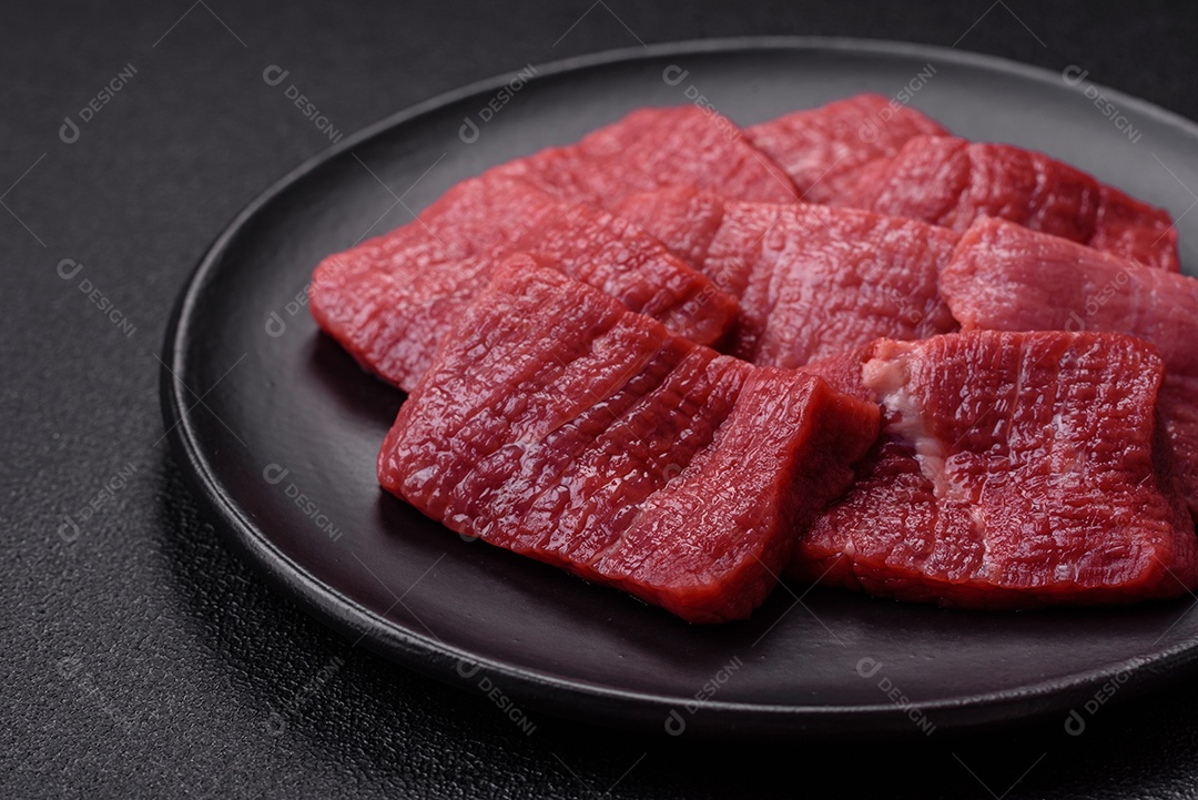 Carnes vermelhas crua sobre mesa de pedra