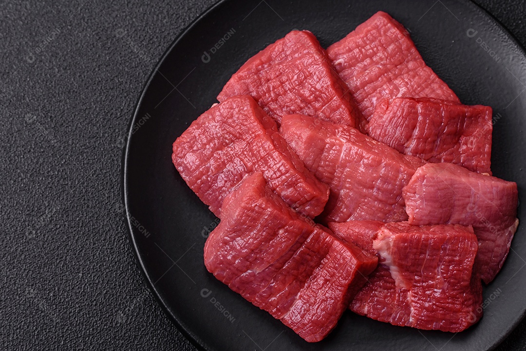 Carnes vermelhas crua sobre mesa de pedra
