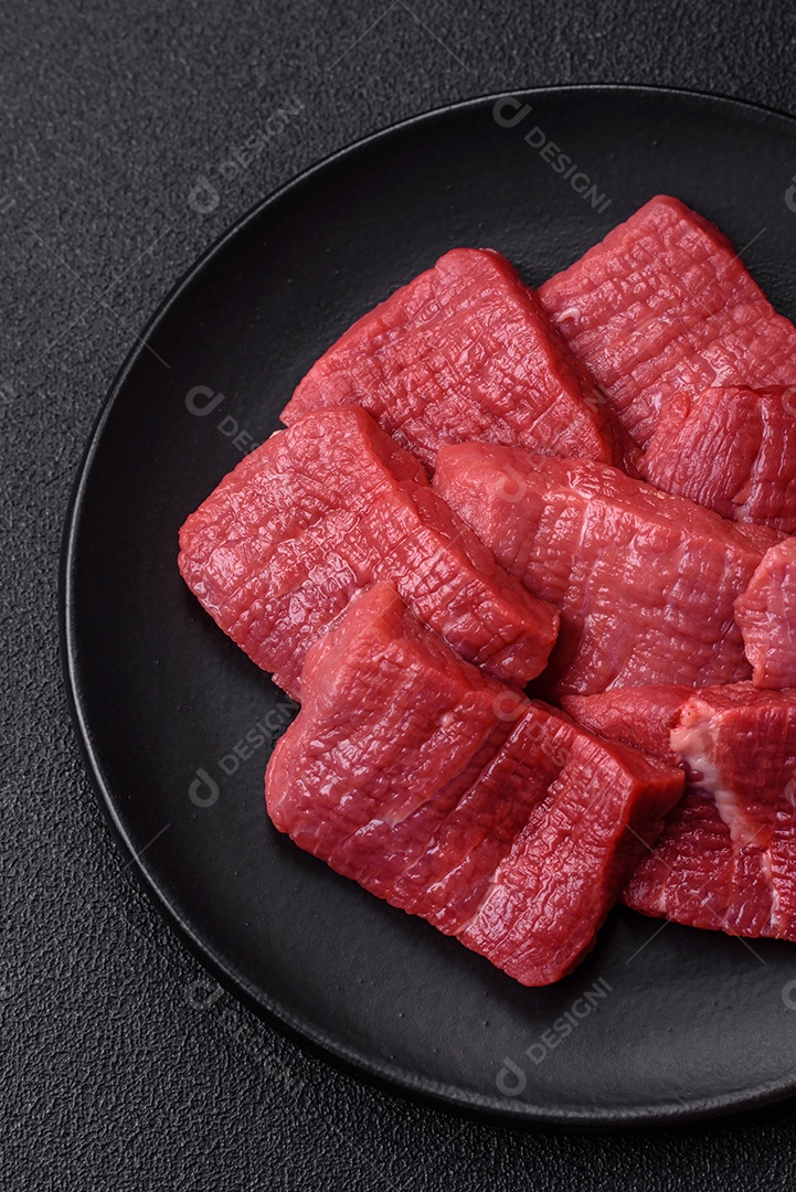 Carnes vermelhas crua sobre mesa de pedra