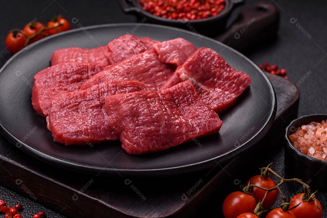 Carnes vermelhas crua sobre mesa de pedra