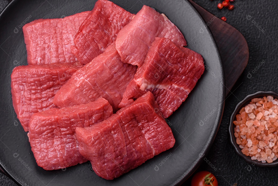 Carnes vermelhas crua sobre mesa de pedra