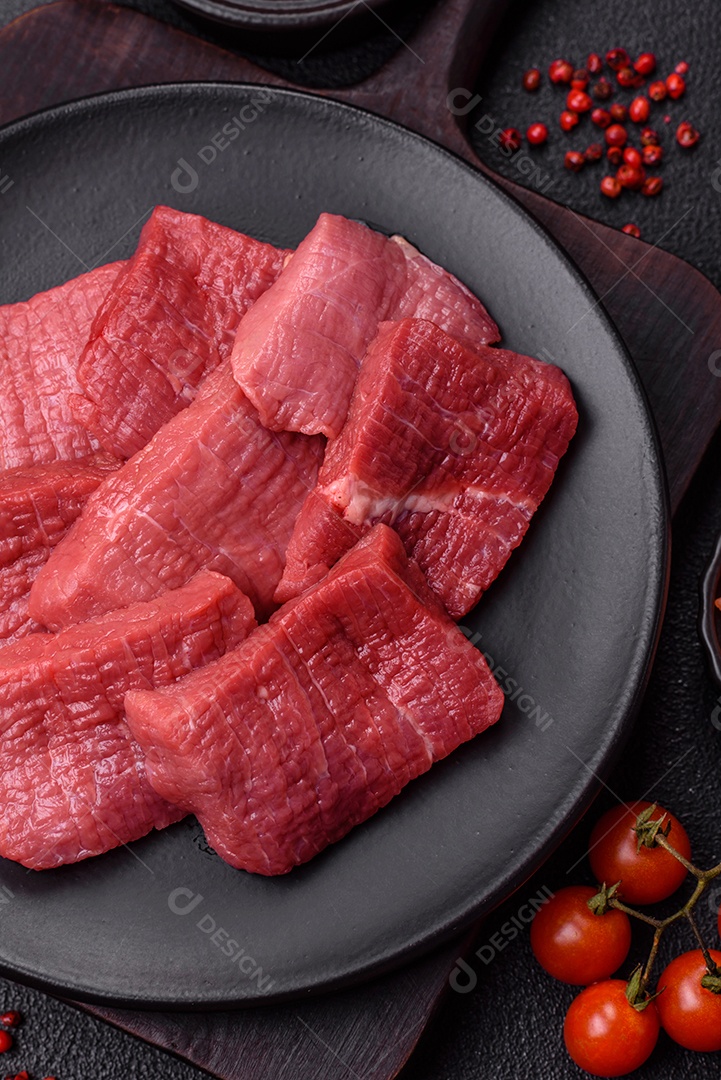 Carnes vermelhas crua sobre mesa de pedra