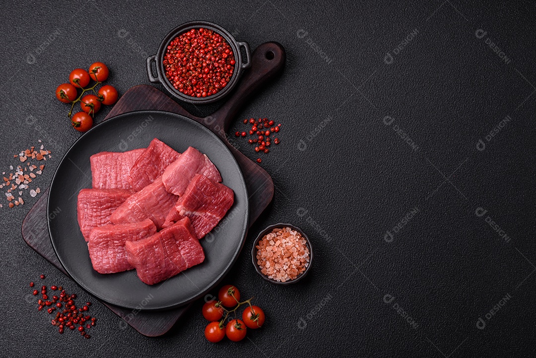 Carnes vermelhas crua sobre mesa de pedra