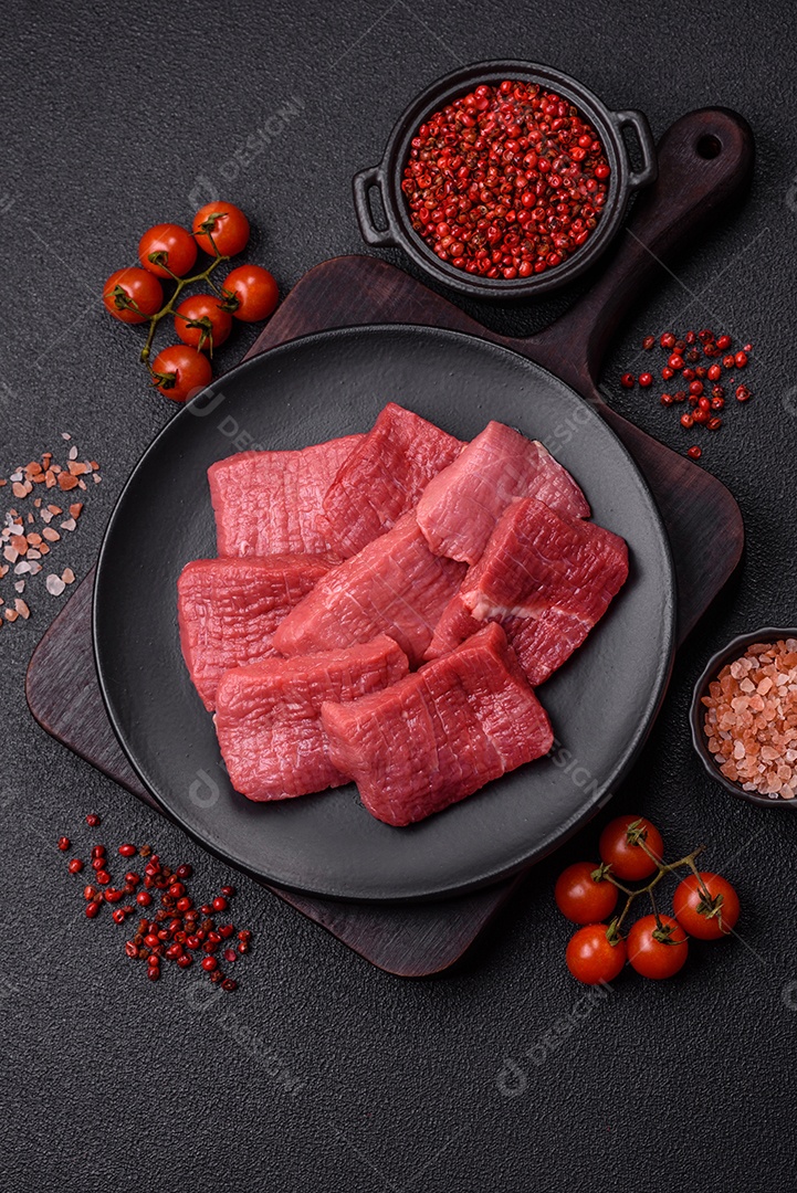 Carnes vermelhas crua sobre mesa de pedra