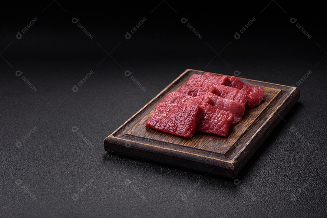 Carnes vermelhas crua sobre mesa de pedra