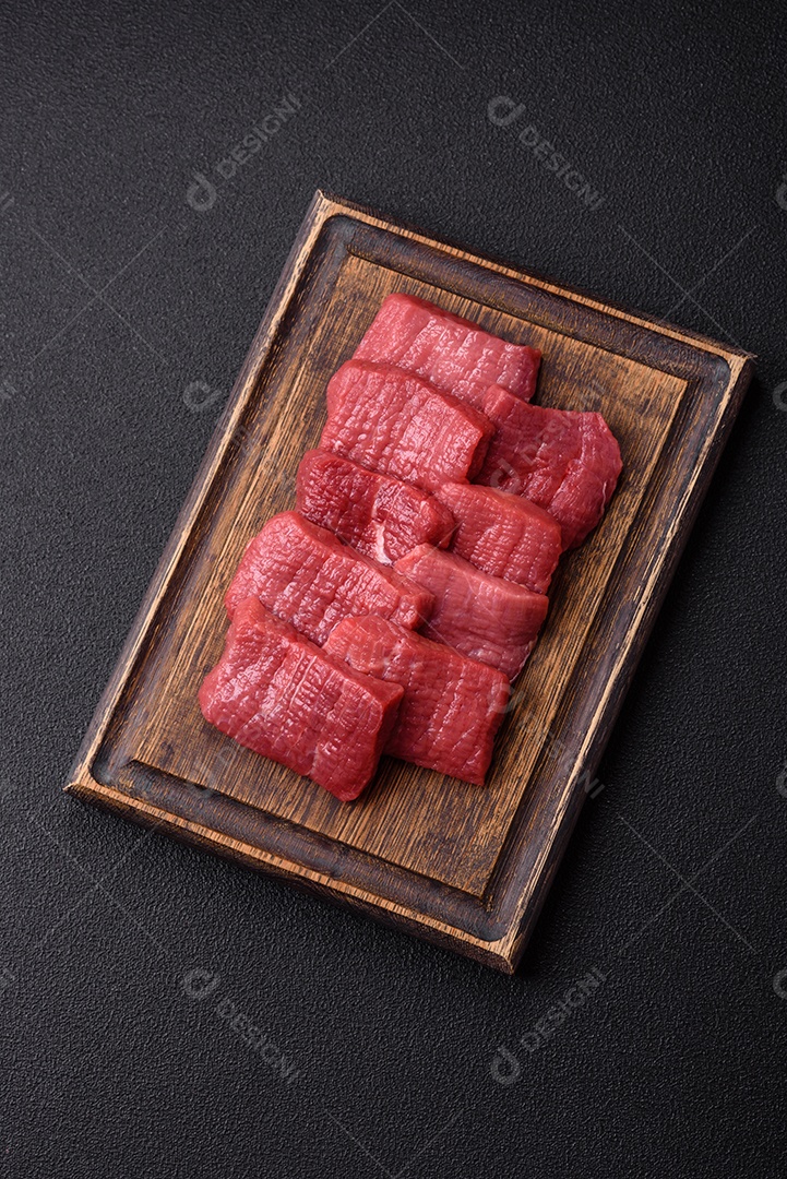 Carnes vermelhas crua sobre mesa de pedra