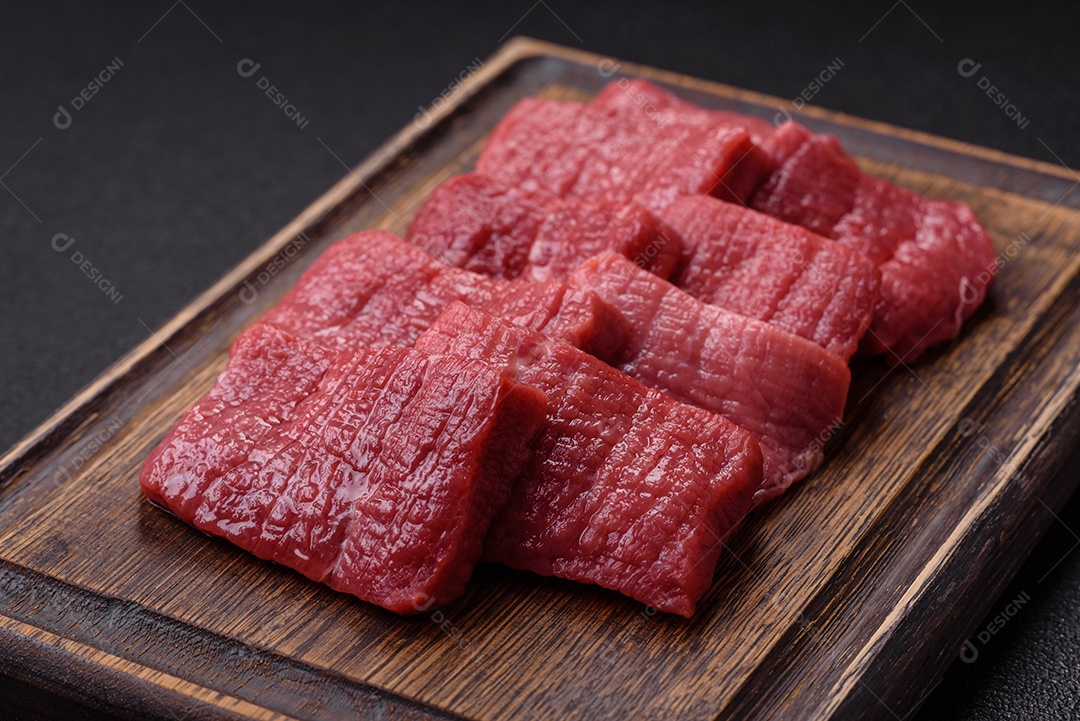 Carnes vermelhas crua sobre mesa de pedra