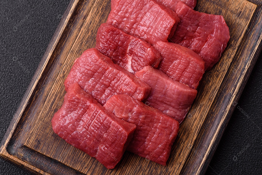 Carnes vermelhas crua sobre mesa de pedra