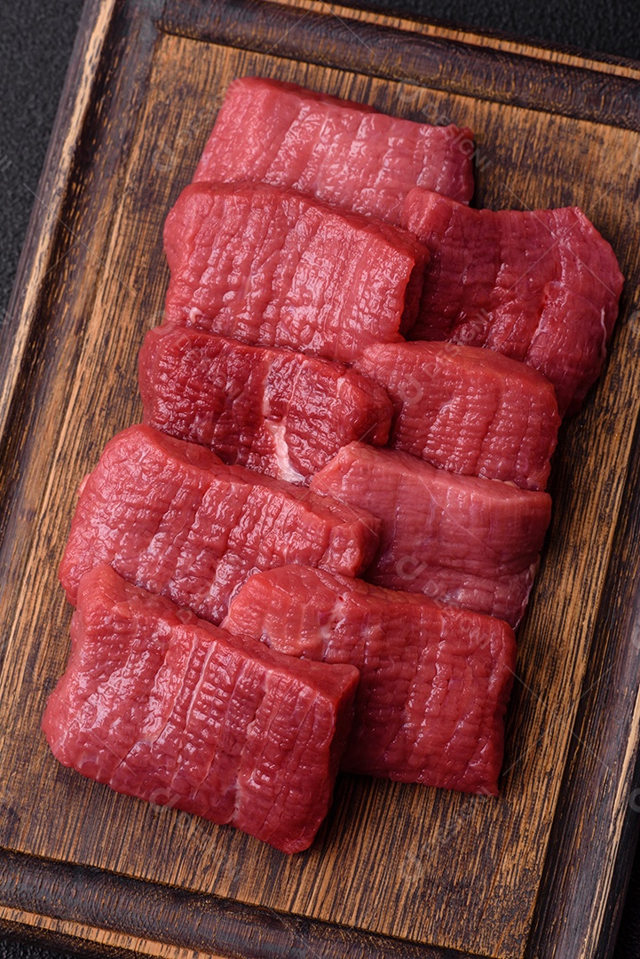 Carnes vermelhas crua sobre mesa de pedra