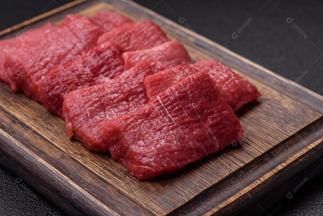 Carnes vermelhas crua sobre mesa de pedra