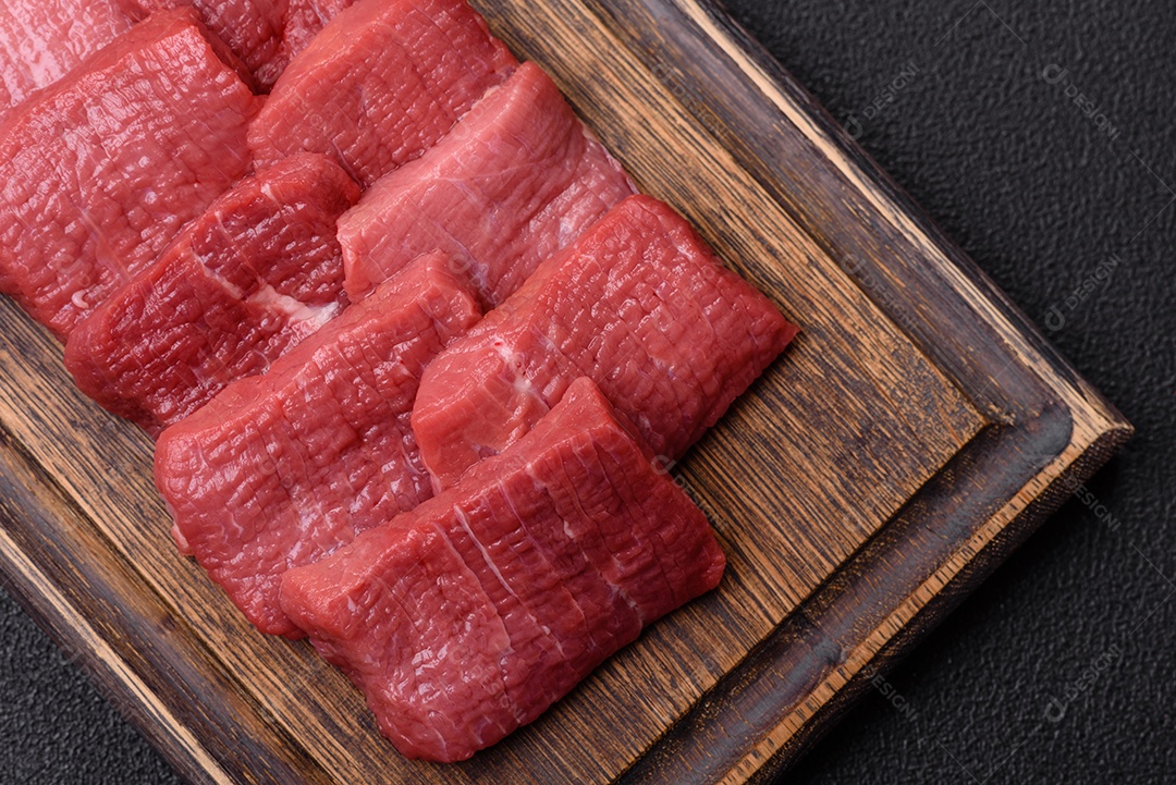 Carnes vermelhas crua sobre mesa de pedra