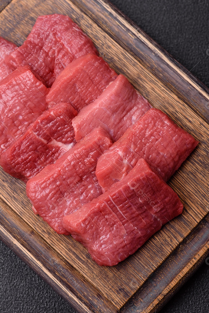 Carnes vermelhas crua sobre mesa de pedra