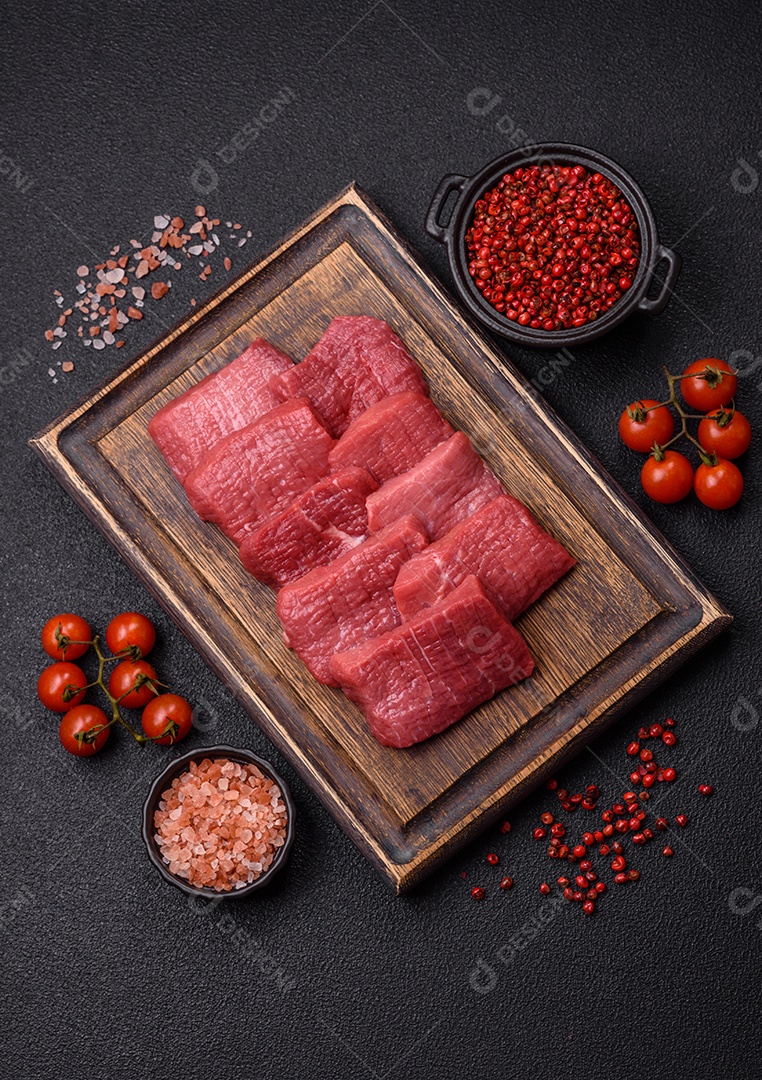 Carnes vermelhas crua sobre tábua madeira