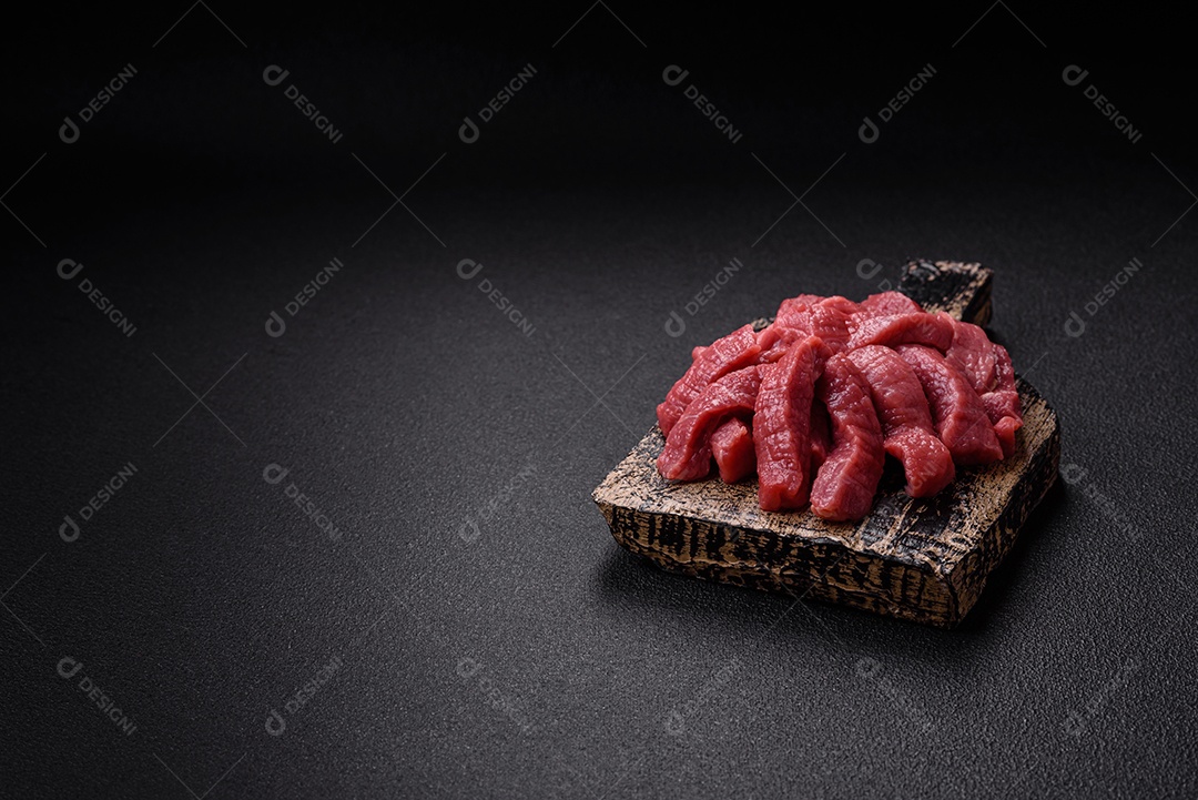 Carnes vermelhas crua sobre tábua madeira