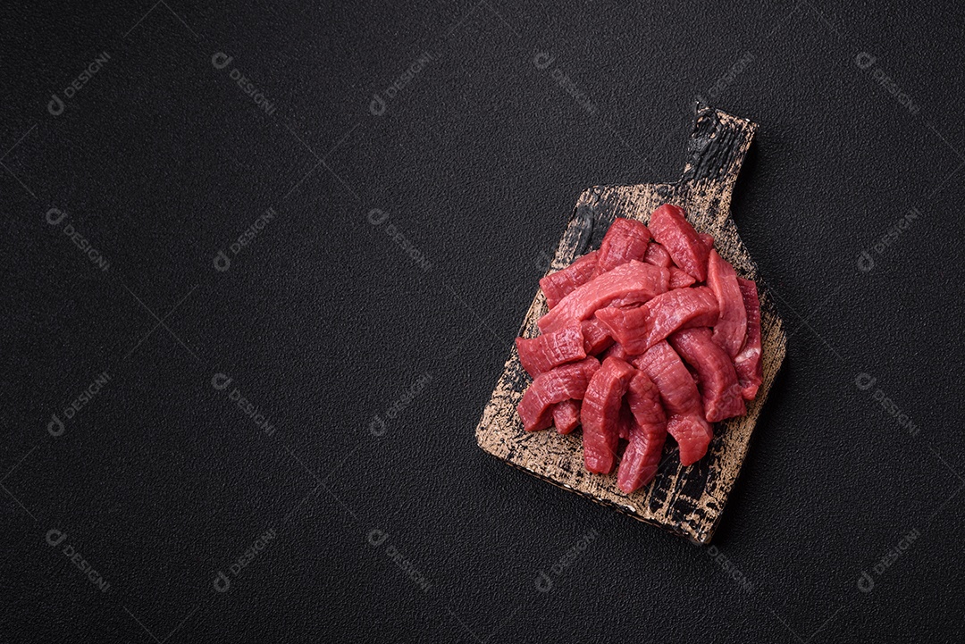 Carnes vermelhas crua sobre tábua madeira