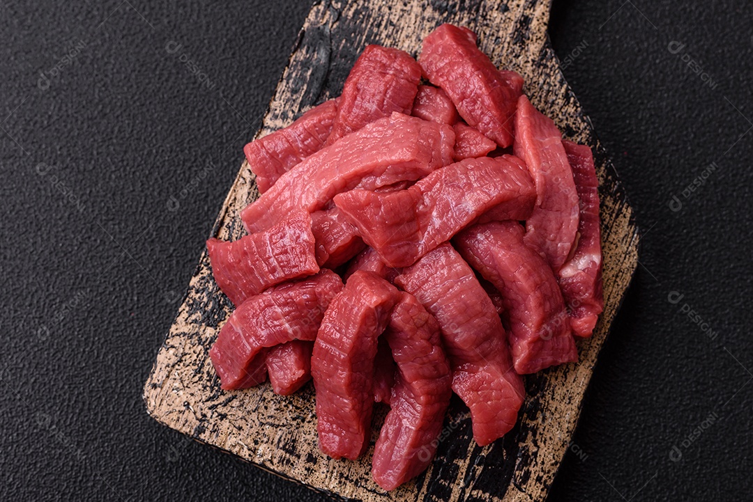 Carnes vermelhas crua sobre prato branco