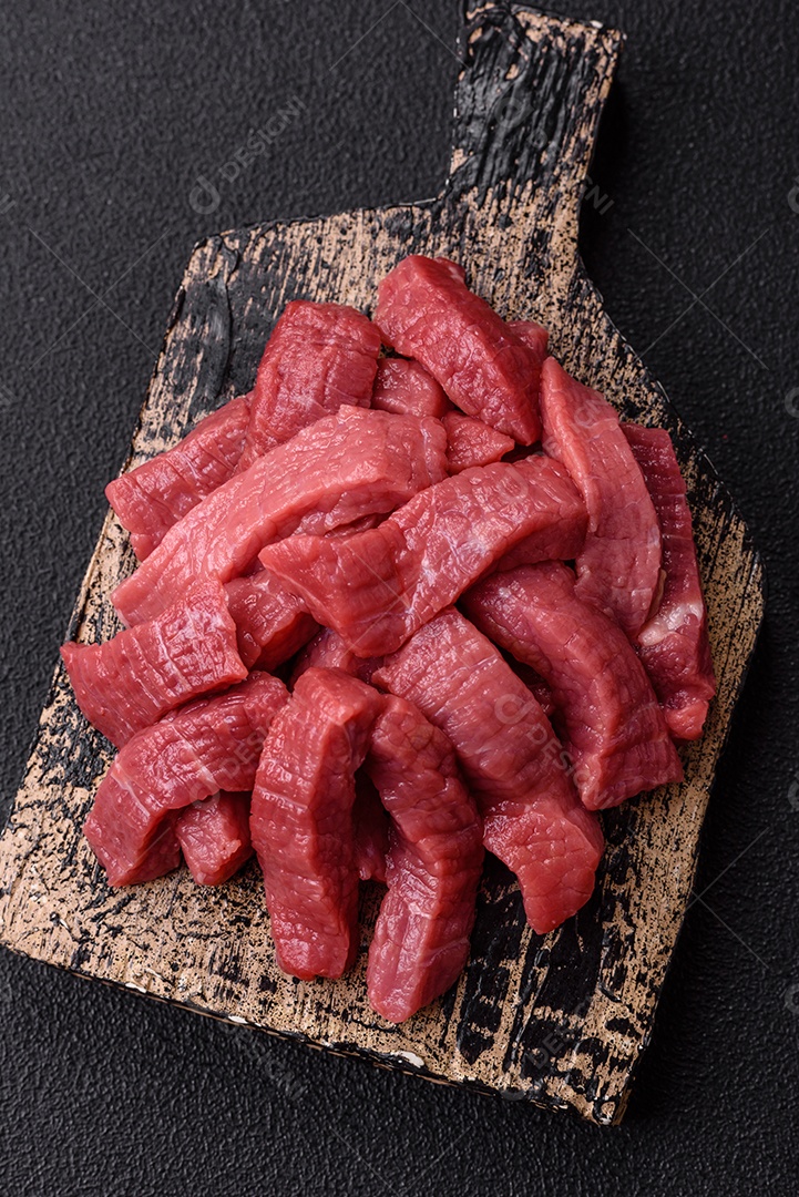 Carnes vermelhas crua sobre prato branco