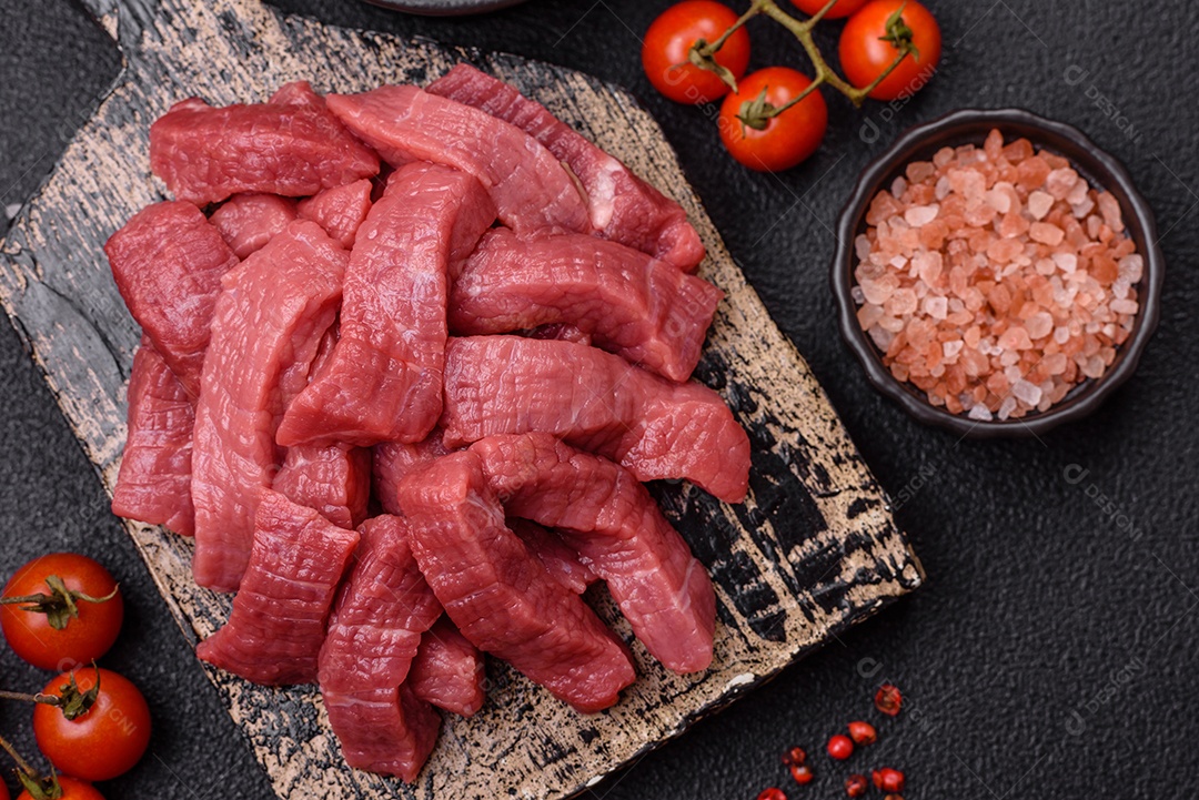 Carnes vermelhas crua sobre tábua madeira