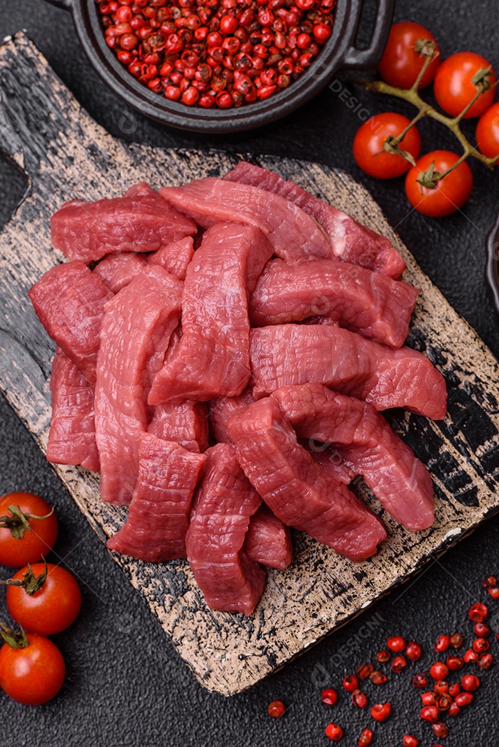 Carnes vermelhas crua sobre prato branco