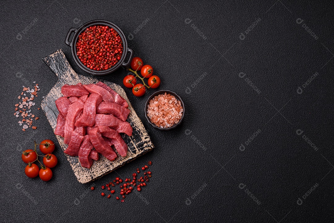 Carnes vermelhas crua sobre prato branco