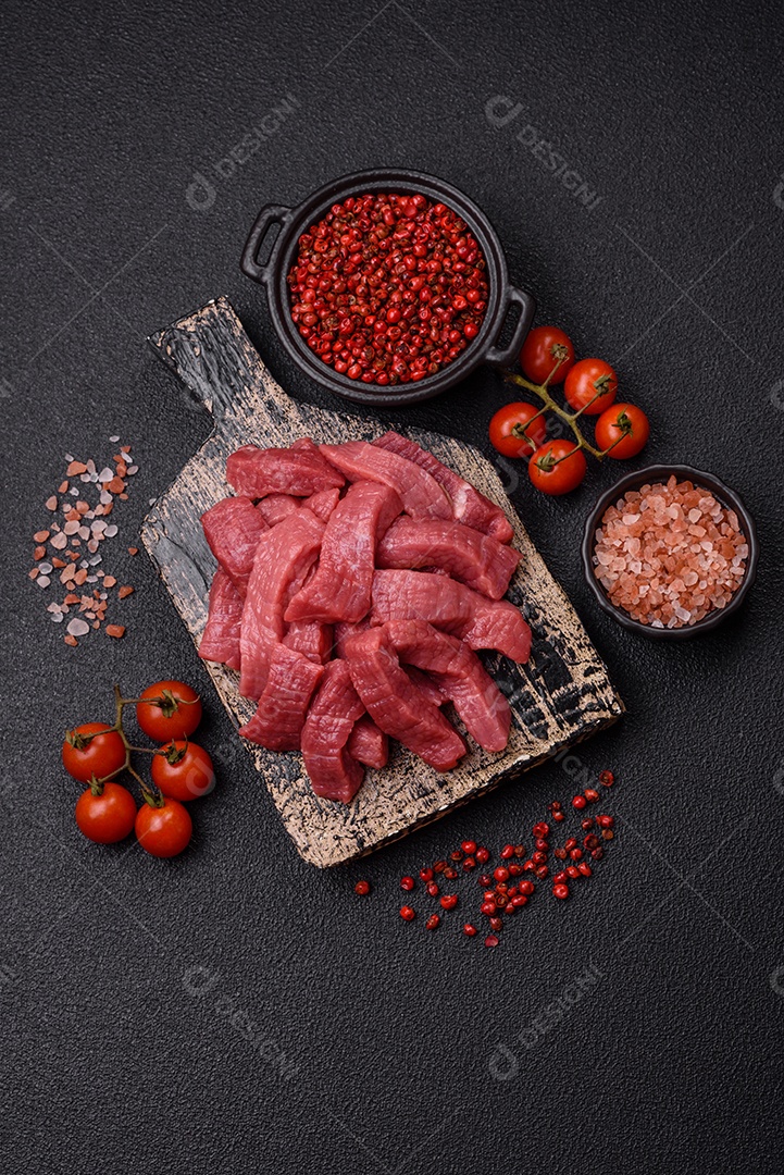 Carnes vermelhas crua sobre tábua madeira