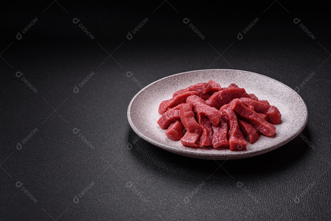 Carnes vermelhas crua sobre prato branco