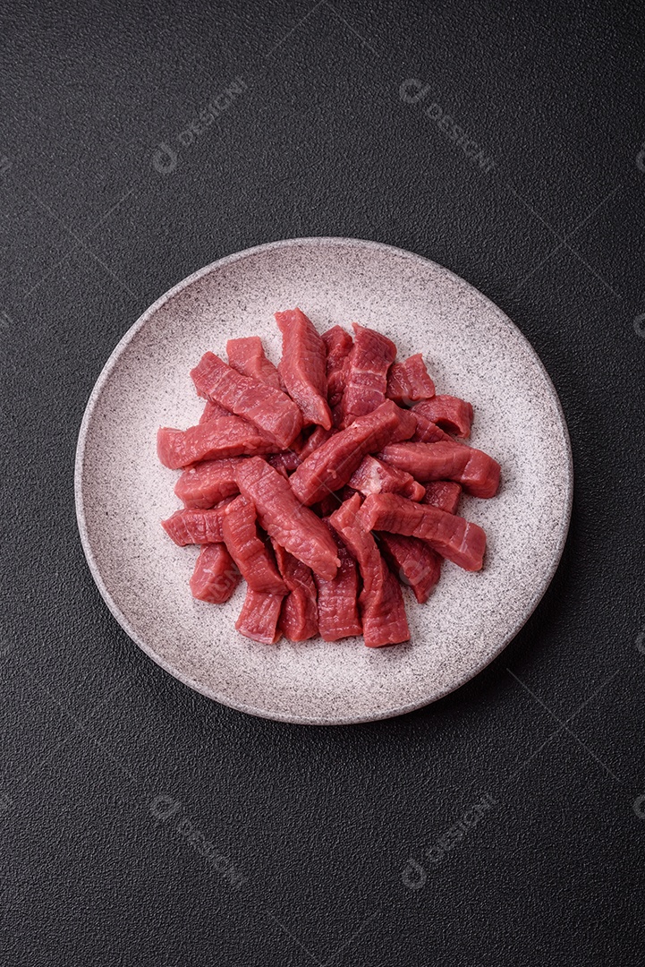 Carnes vermelhas crua sobre prato branco