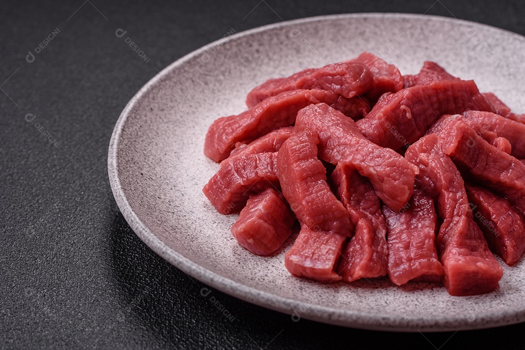 Carnes vermelhas crua sobre prato branco