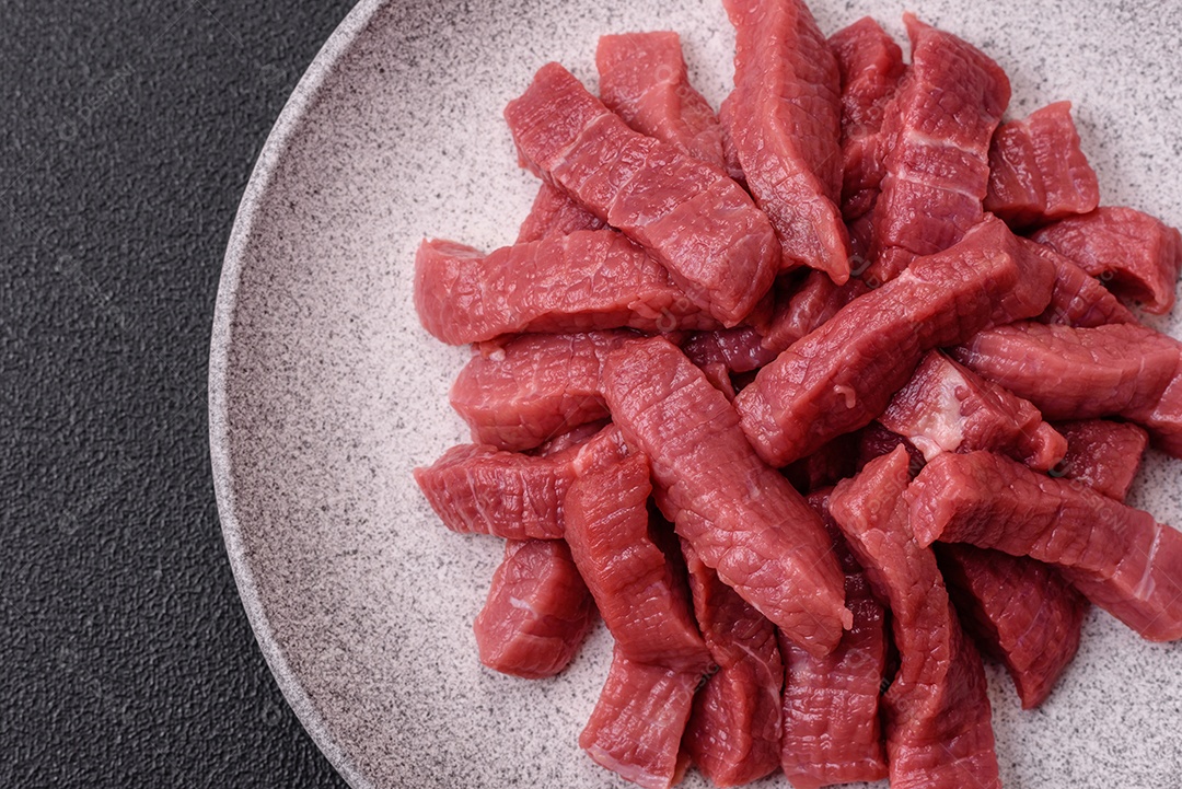 Carnes vermelhas crua sobre prato branco