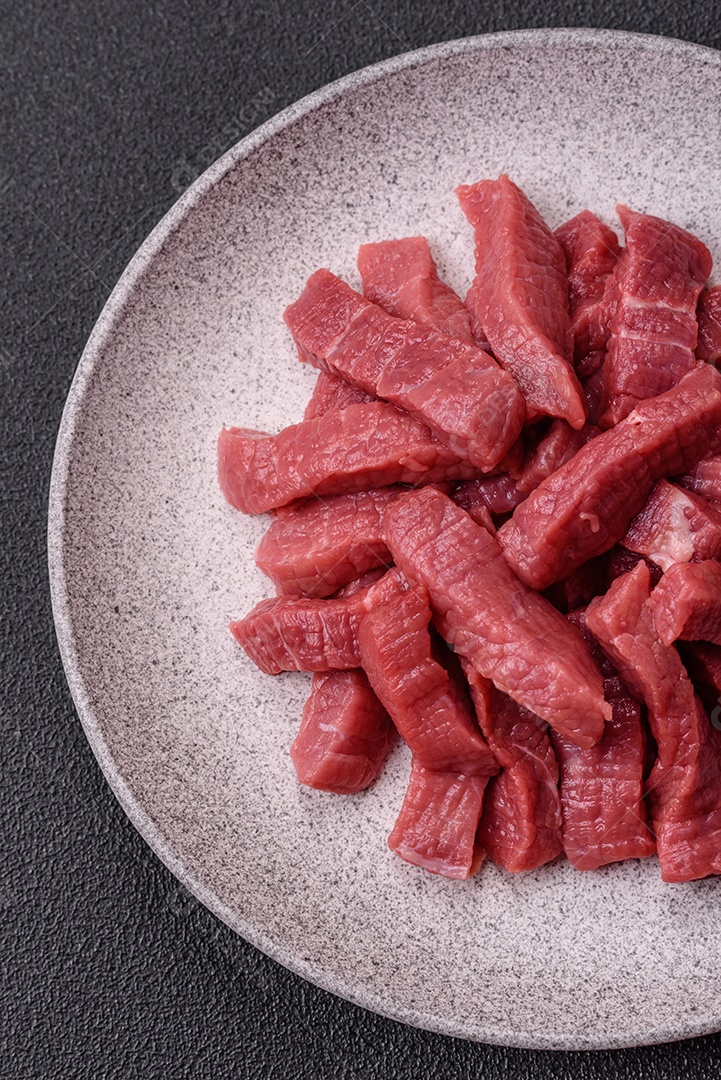 Carnes vermelhas crua sobre prato branco