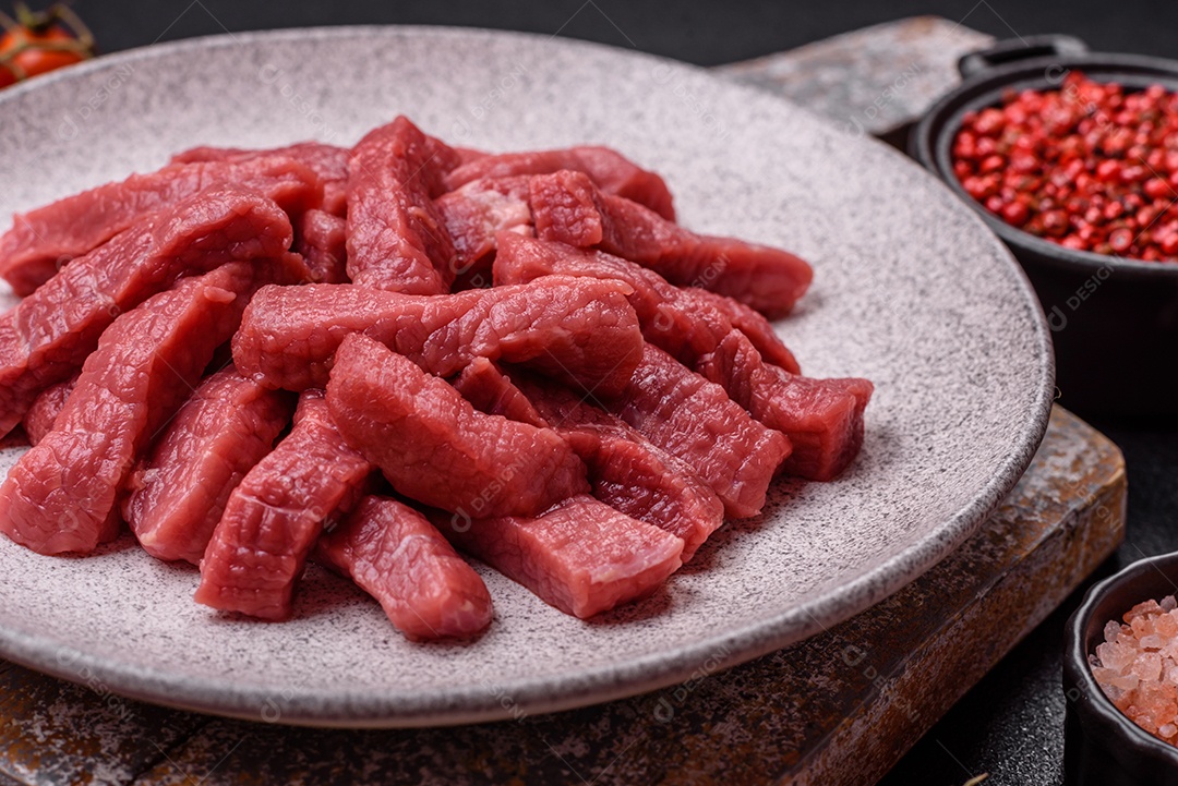 Carnes vermelhas crua sobre prato branco