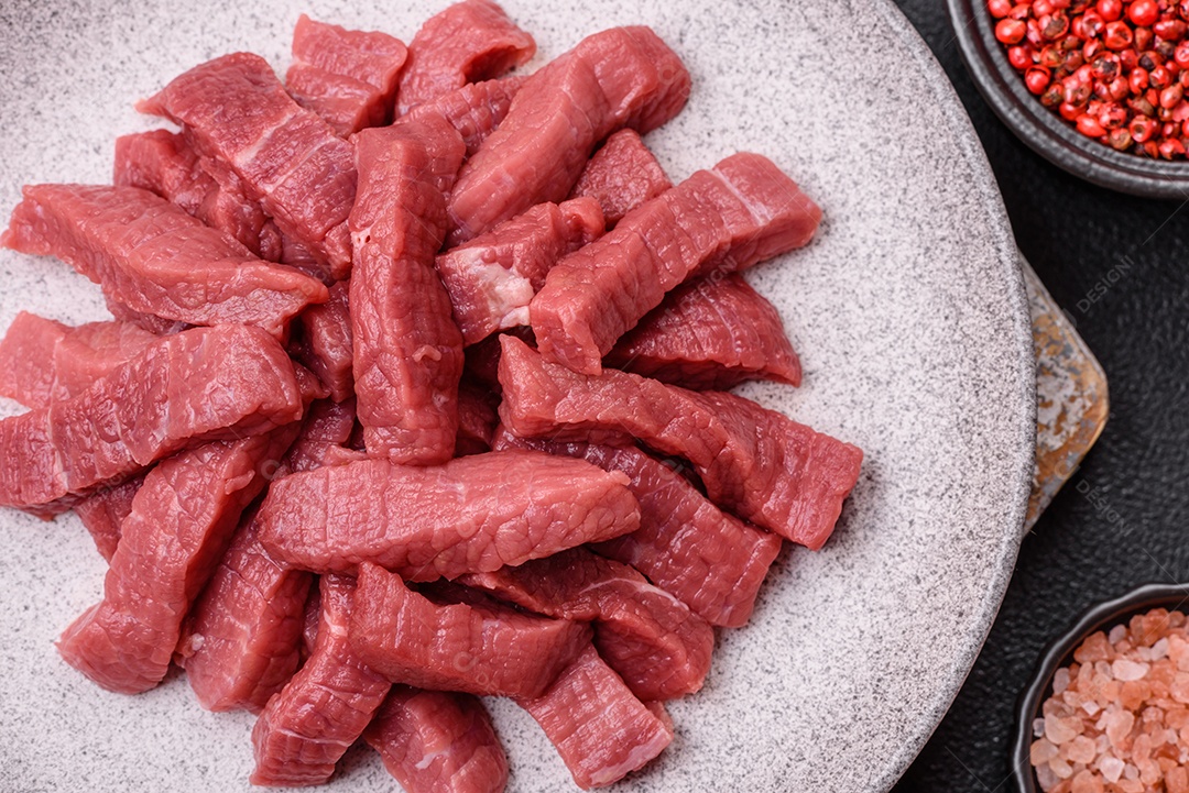 Carnes vermelhas crua sobre prato branco