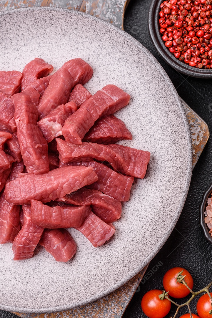 Carnes vermelhas crua sobre prato branco