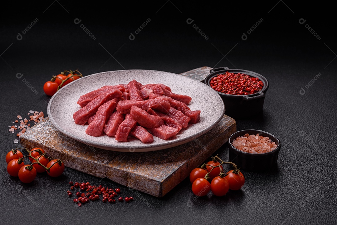 Carnes vermelhas crua sobre prato branco