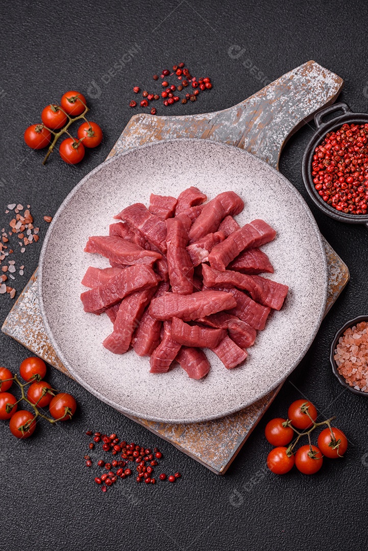 Carnes vermelhas crua sobre prato branco