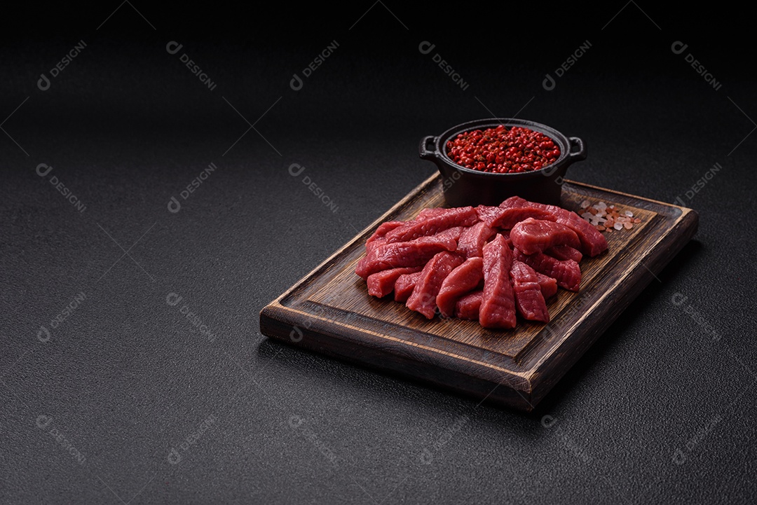 Carnes vermelhas crua sobre tábua madeira