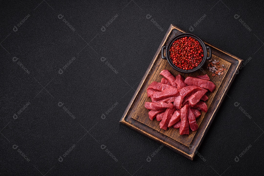 Carnes vermelhas crua sobre tábua madeira