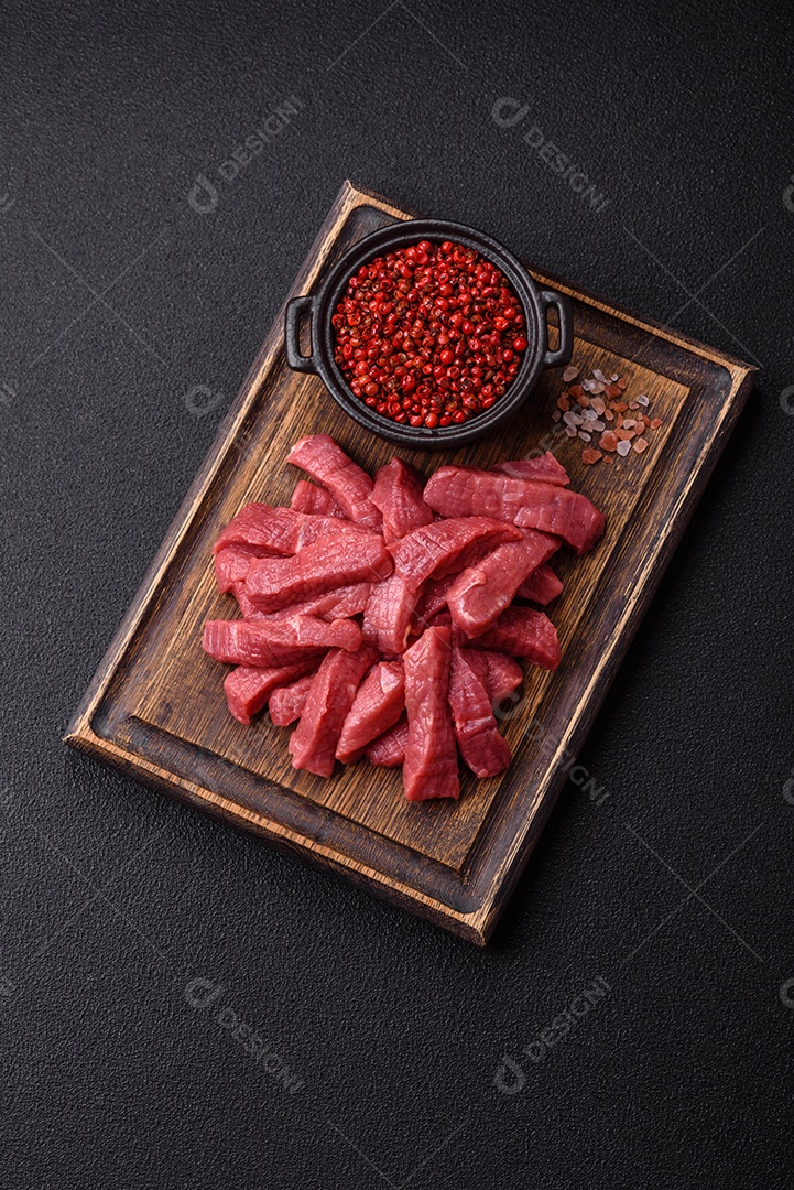 Carnes vermelhas crua sobre tábua madeira