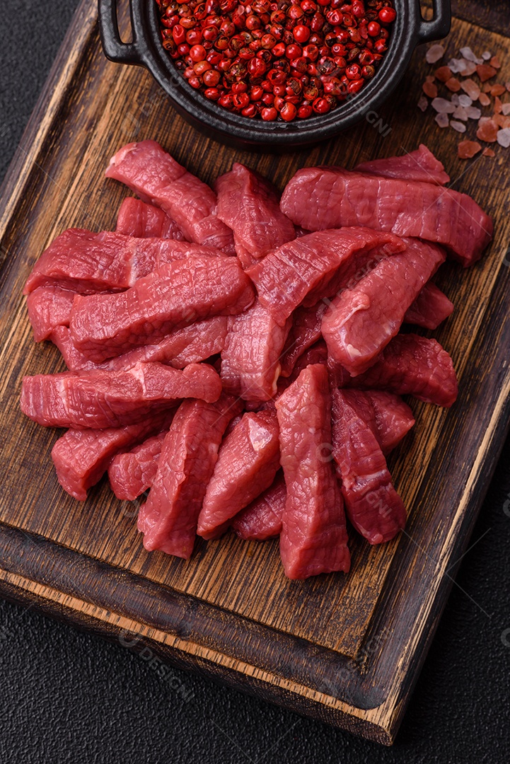 Carnes vermelhas crua sobre tábua madeira