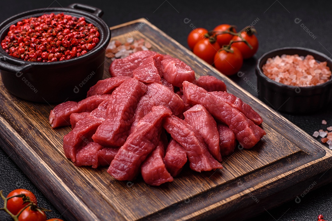 Carnes vermelhas crua sobre tábua madeira